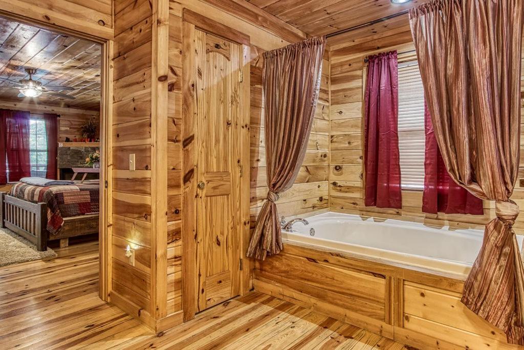 Always Kiss Me Goodnight- Hot Tub, Get 1089 Of Free Area Attraction Tickets For Each Paid Day! *