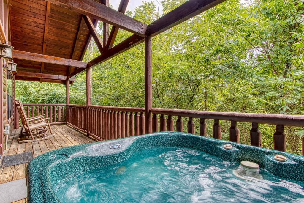 Always Kiss Me Goodnight- Hot Tub, Get 1089 Of Free Area Attraction Tickets For Each Paid Day! Pigeon Forge