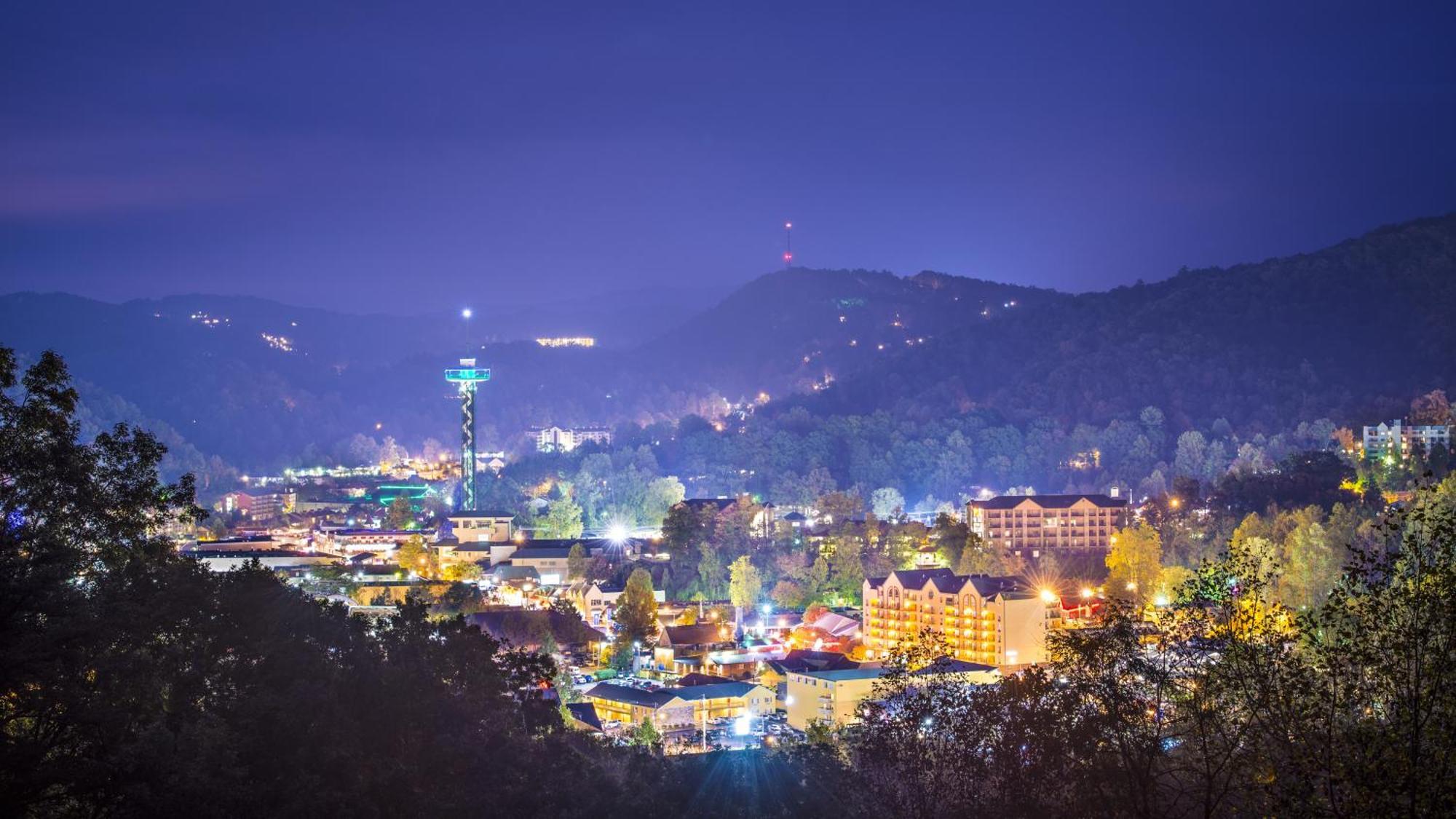 Always Kiss Me Goodnight- Hot Tub, Get 1089 Of Free Area Attraction Tickets For Each Paid Day! Holiday home Pigeon Forge